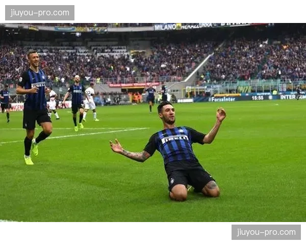 告别时刻:赛后,即将退役的波利塔诺获赠萨索洛全队签名裱框球衣